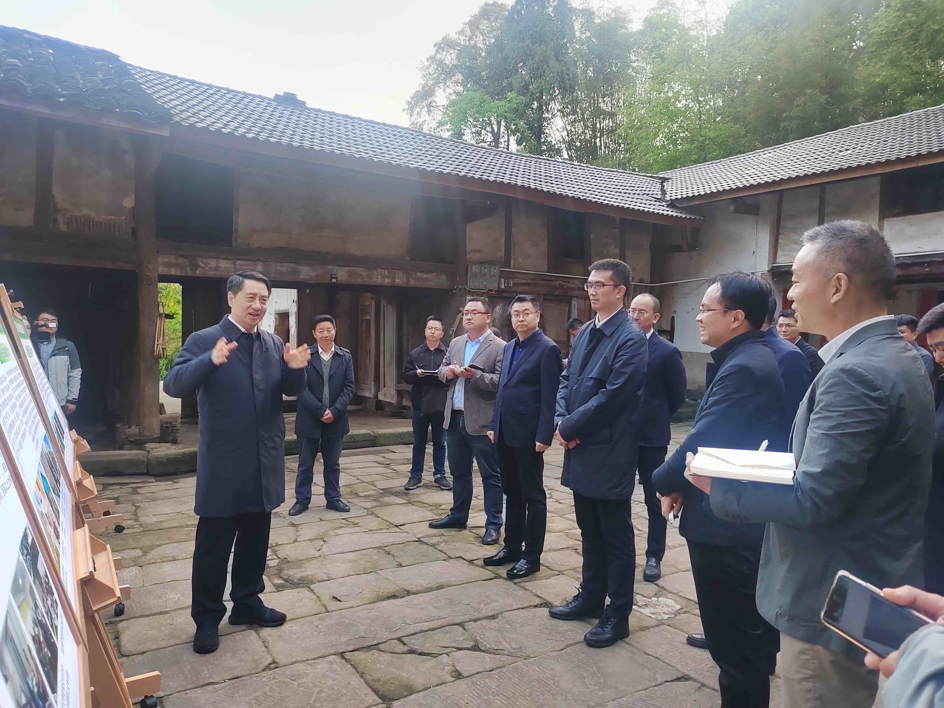郑向东副市长指导鱼池村“城乡融合”实践的进一步开展.jpg