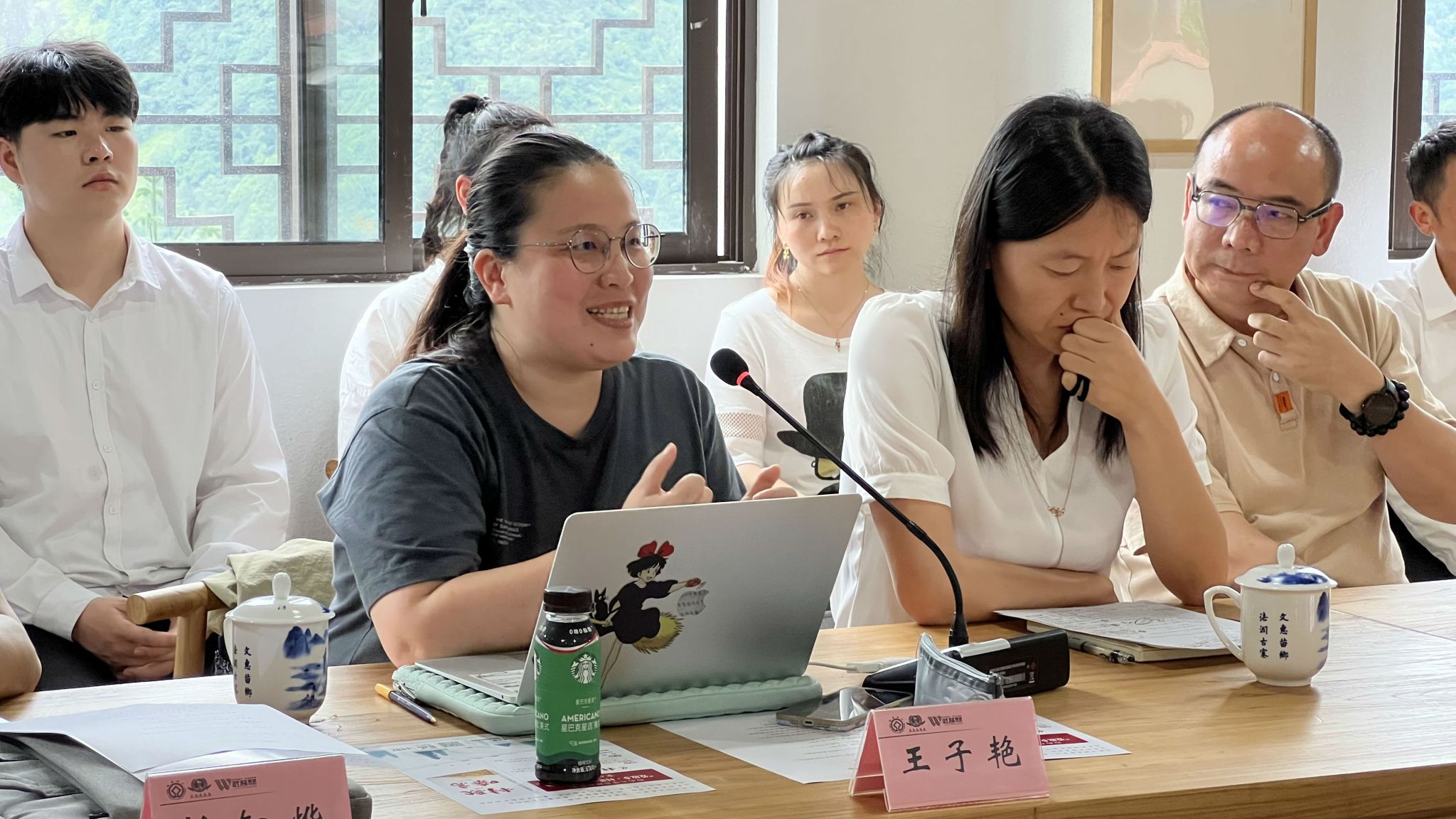西南政法大学新闻传播学院讲师王子艳在村歌座谈会上发言.jpg