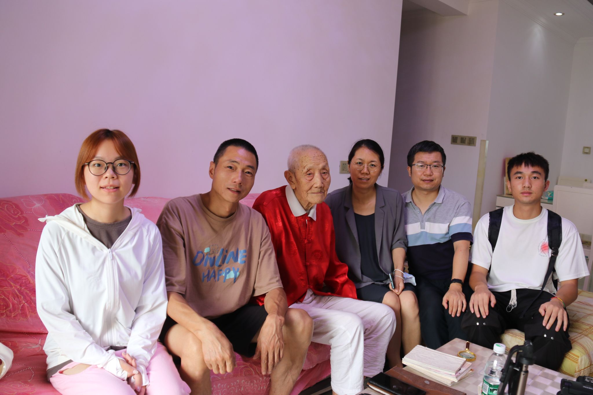 图1-2 访谈百岁老人.JPG