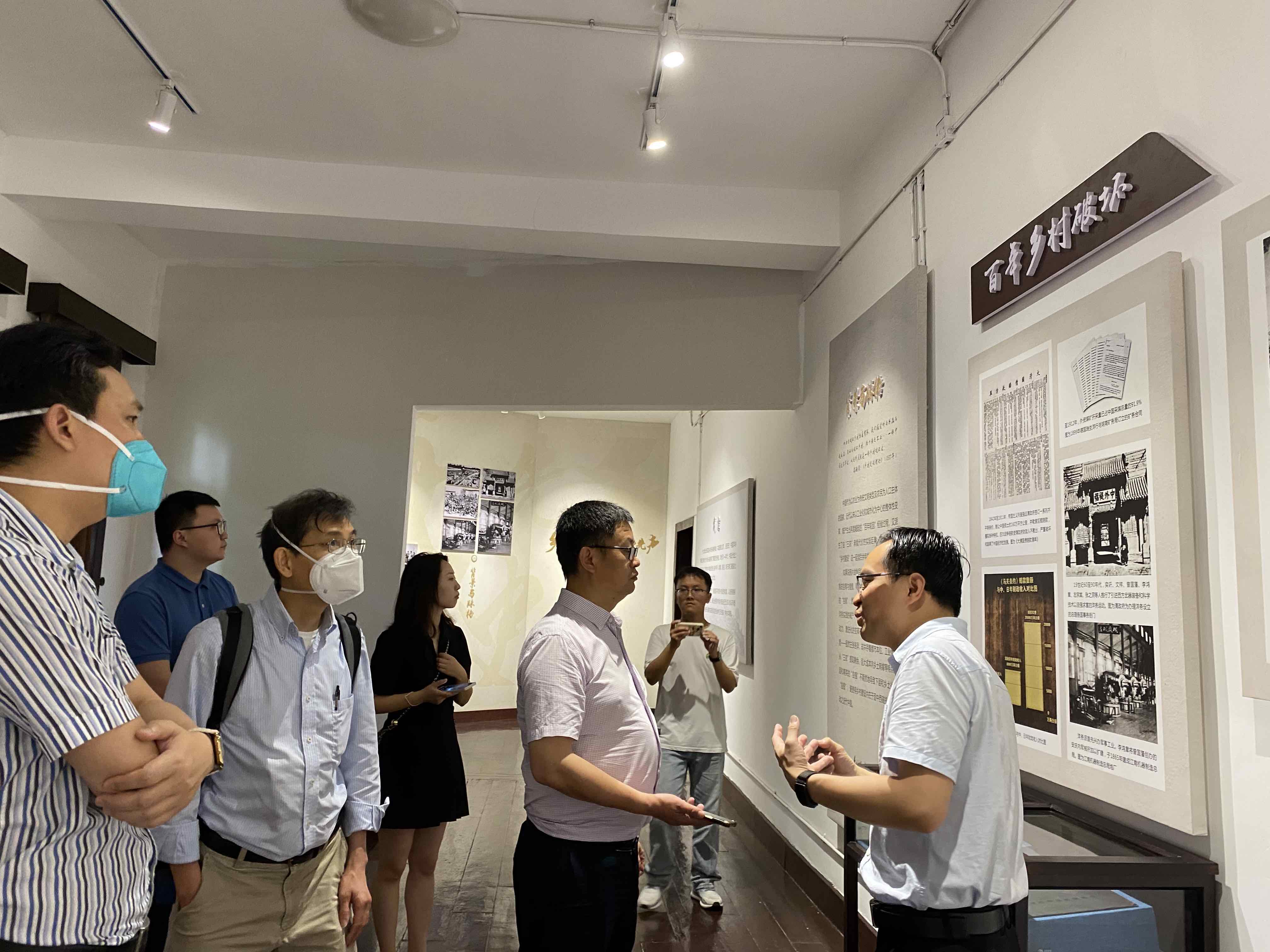 3-潘家恩副院长陪同梁耀先生等一行参观中国乡村建设百年展.jpg