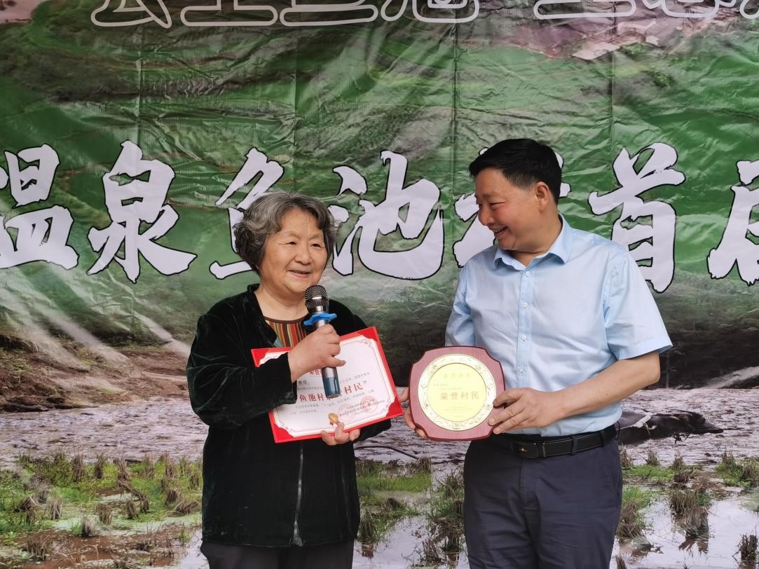6-颁发“荣誉村民”证书.jpg