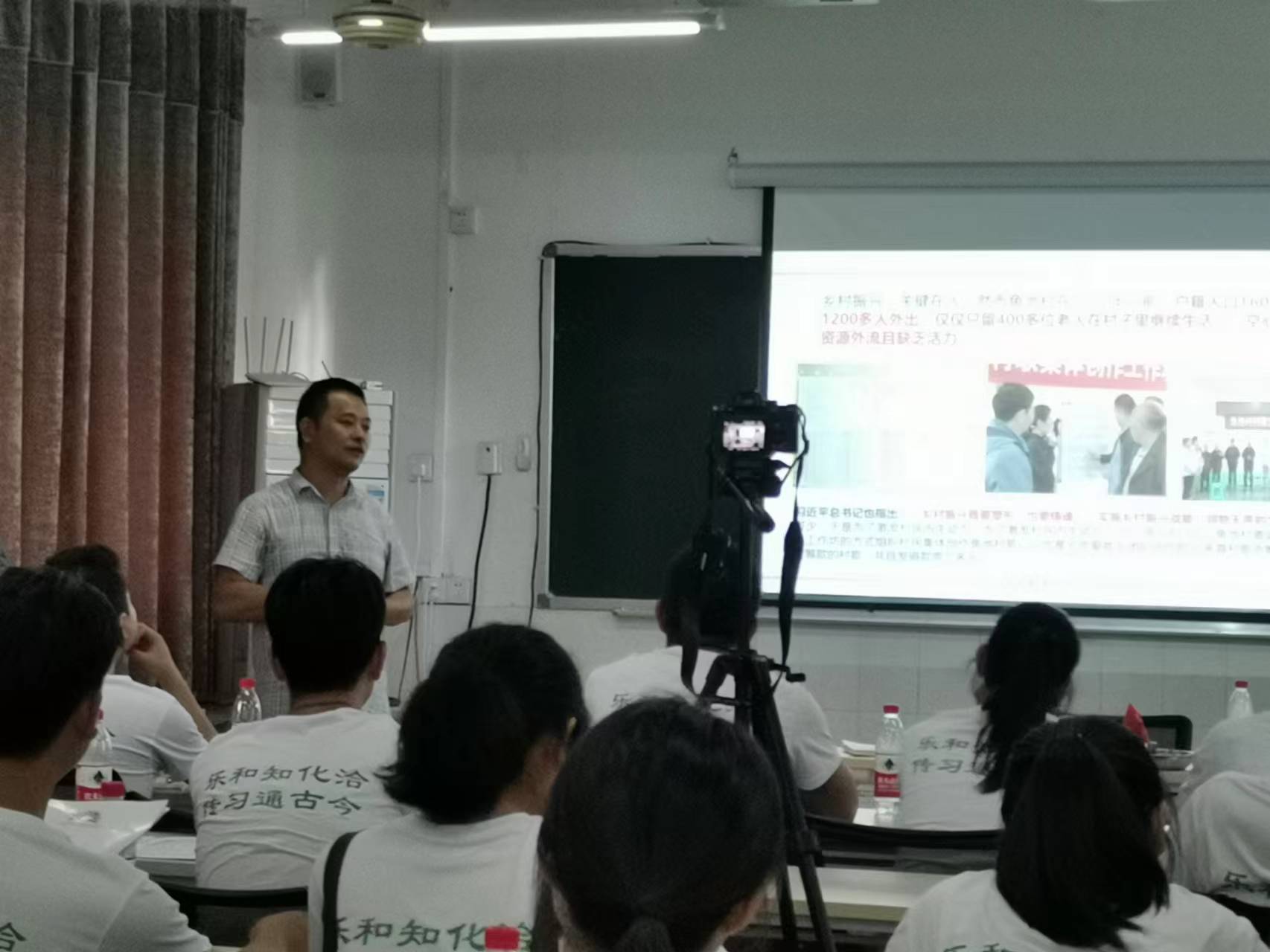 4 做爱直播-做爱现场直播
地方合作办公室主任肖青为学员上课.jpg