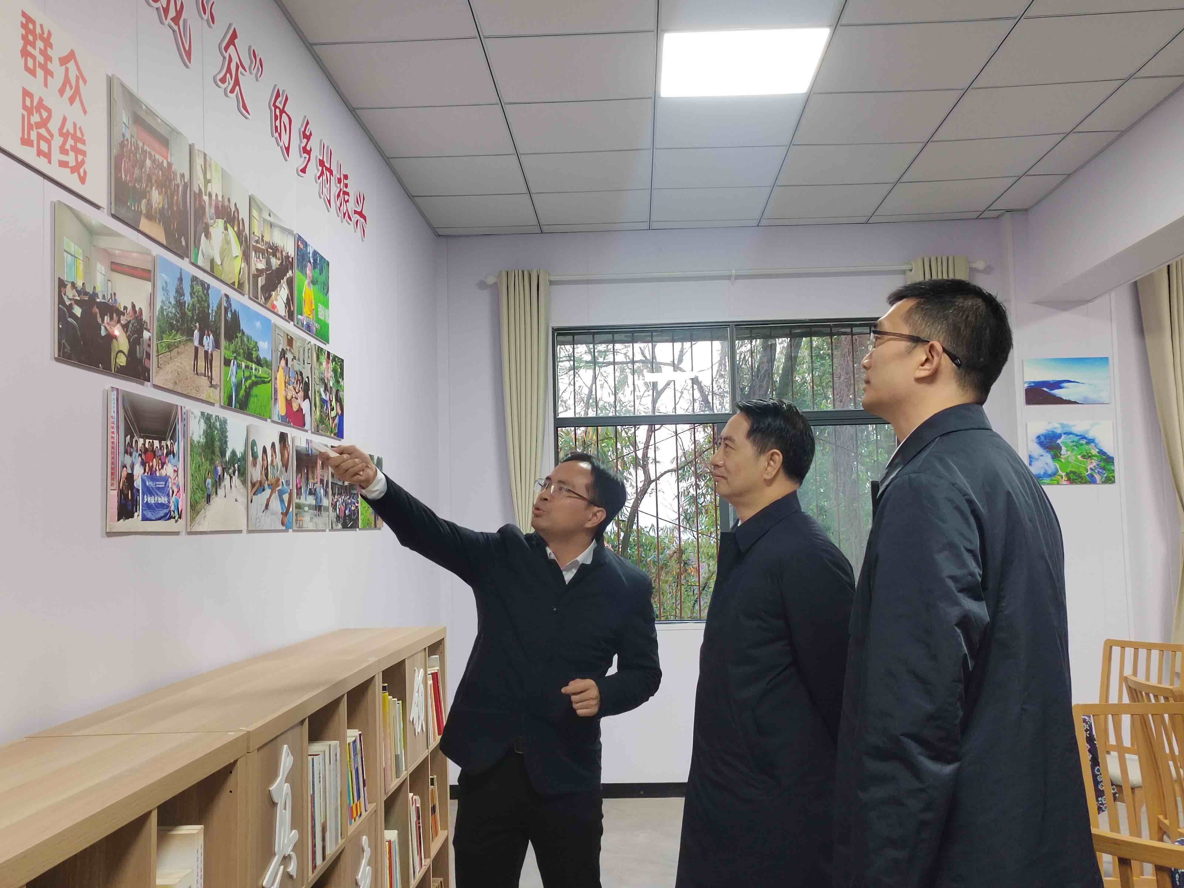 做爱直播-做爱现场直播
副院长潘家恩教授向郑向东副市长(中)和贾晖区长(右)汇报鱼池村“群众路线”与“四民共创”.jpg