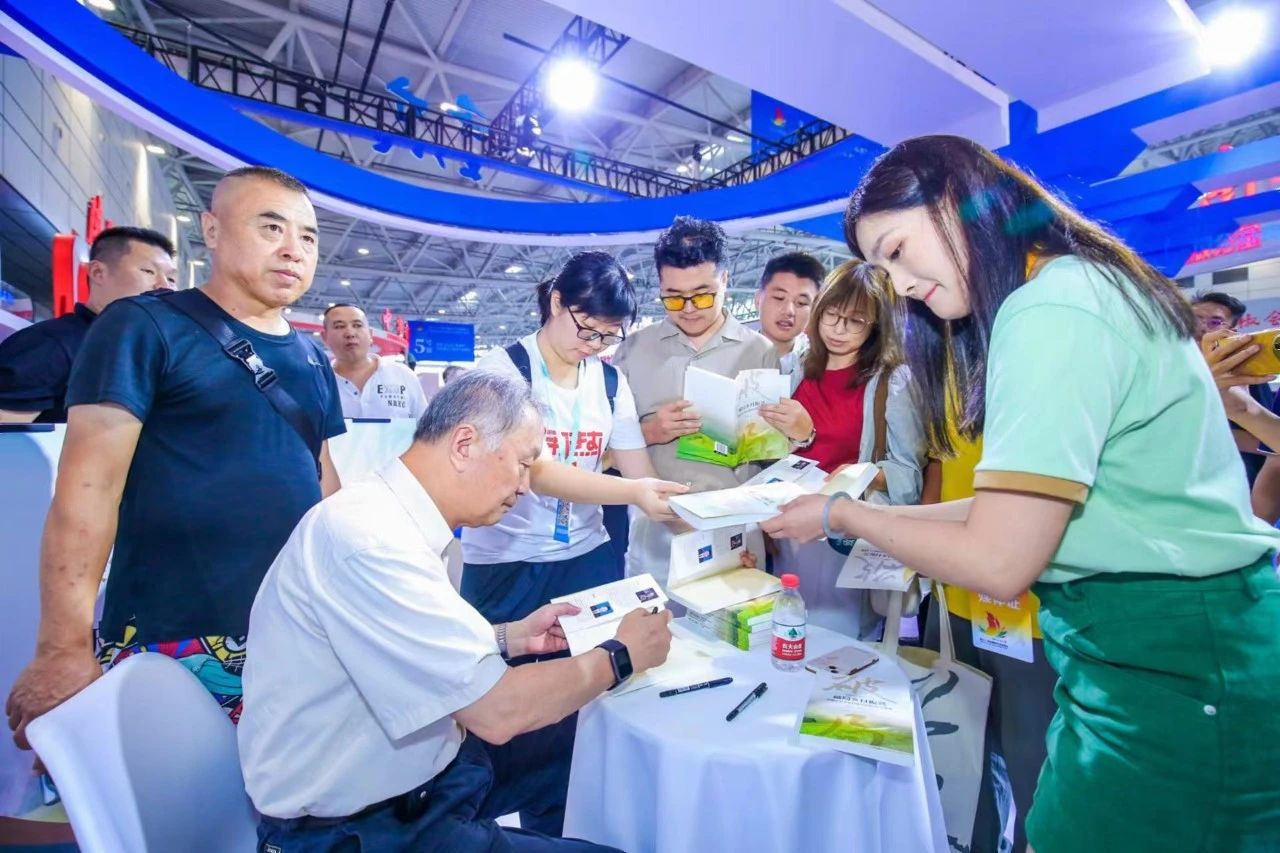 图5:发布会现场.jpg