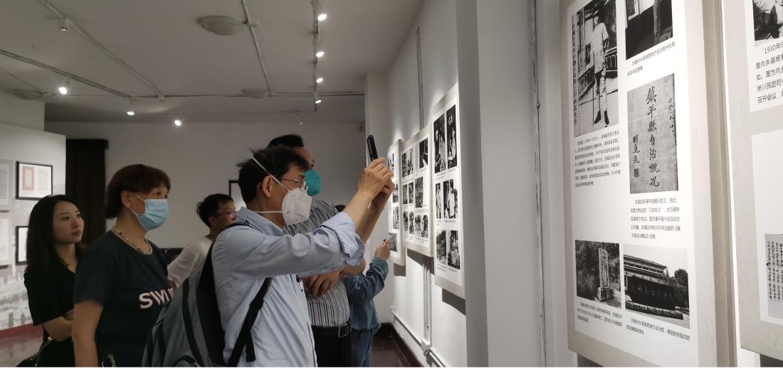 2-梁耀先生现场拍摄乡建历史图片.jpg