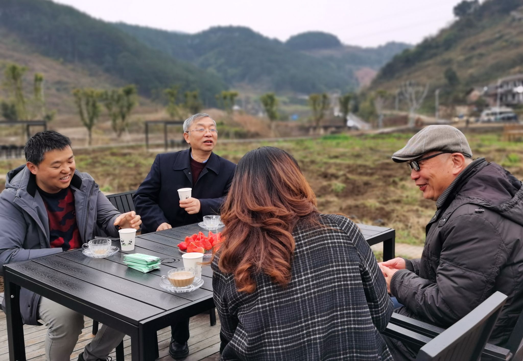 小2、胜天湖村田间交流.jpg