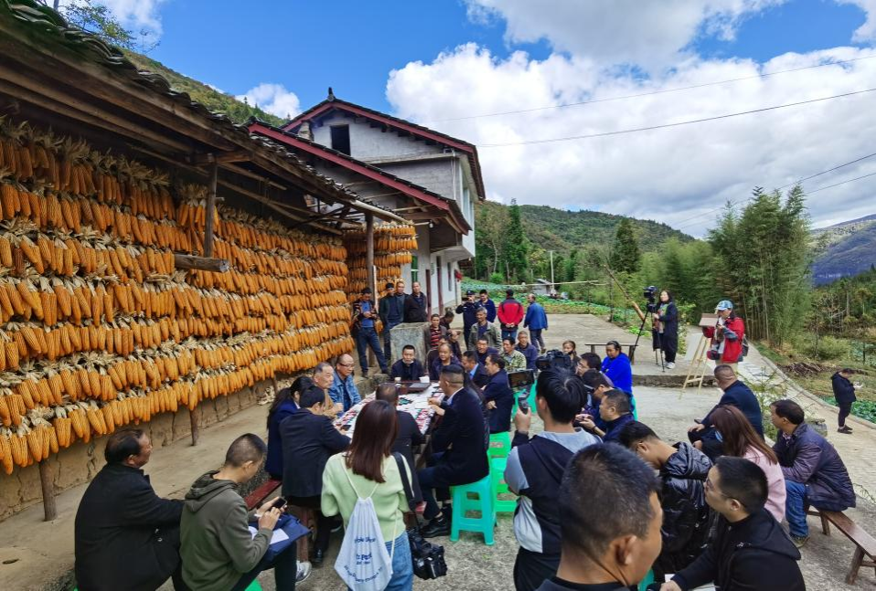 10月31日,做爱直播-做爱现场直播
首席专家温铁军教授参加武隆国际创客艺术村“微风仙谷”开工仪式后在院坝与农户座谈.png