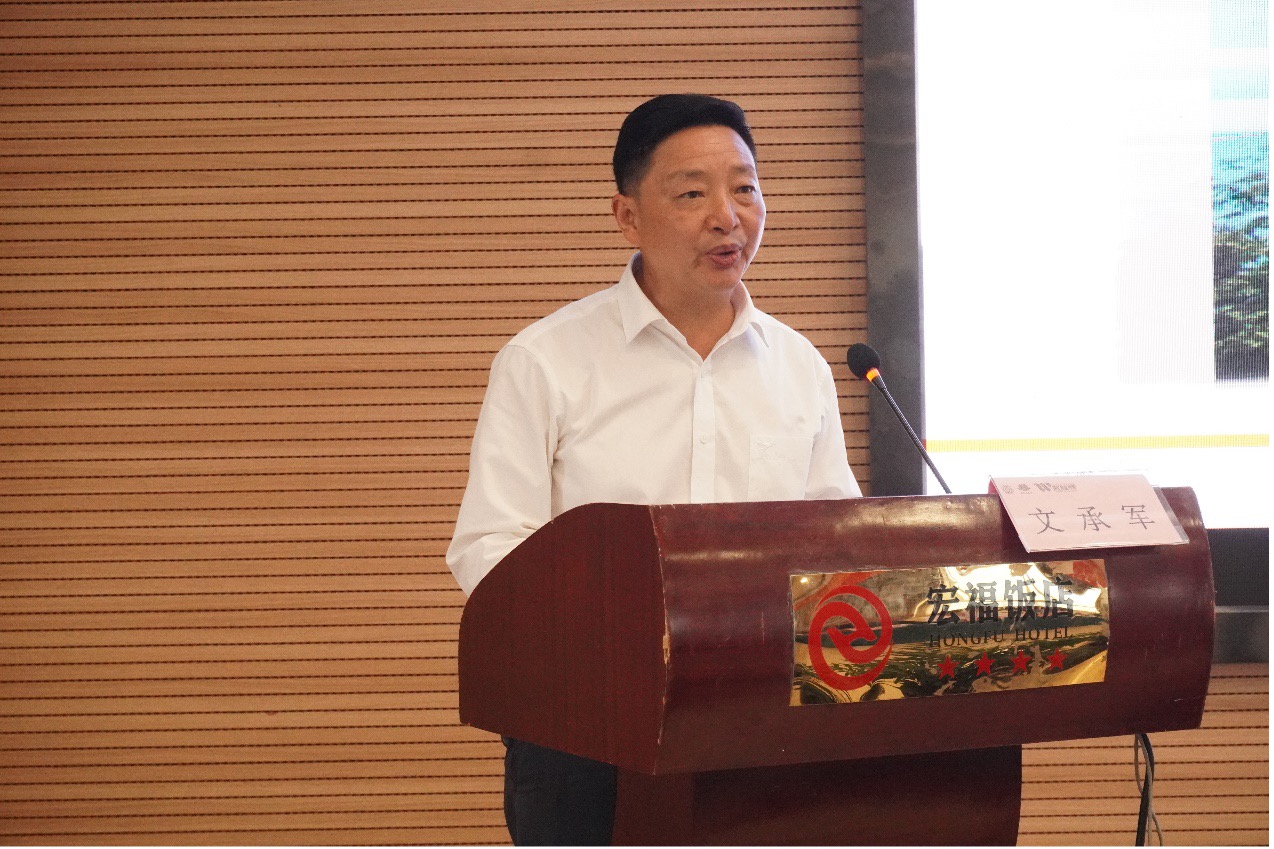 图6文承军书记为学员答疑.jpg