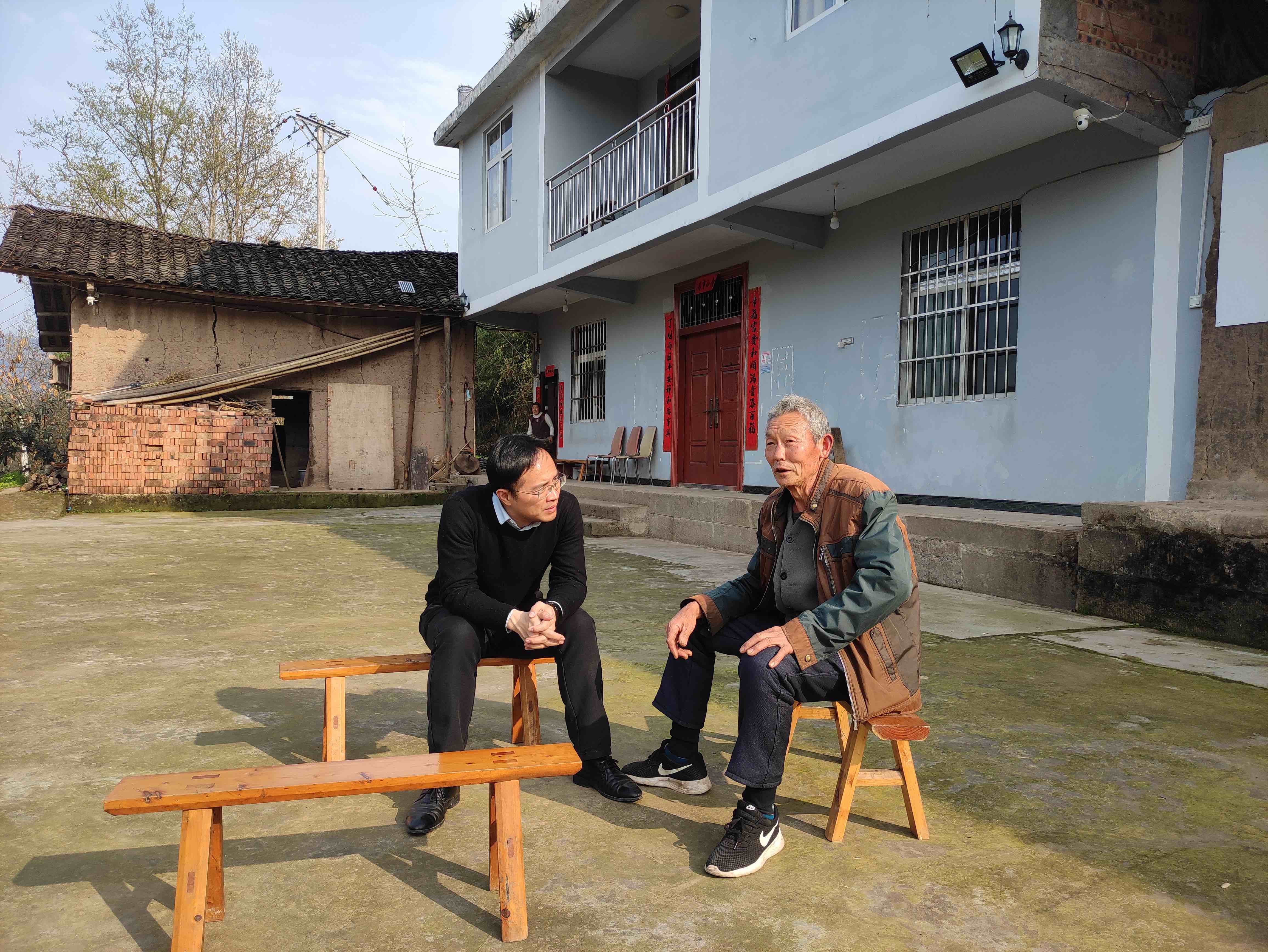 走访堰塘村农户.jpg