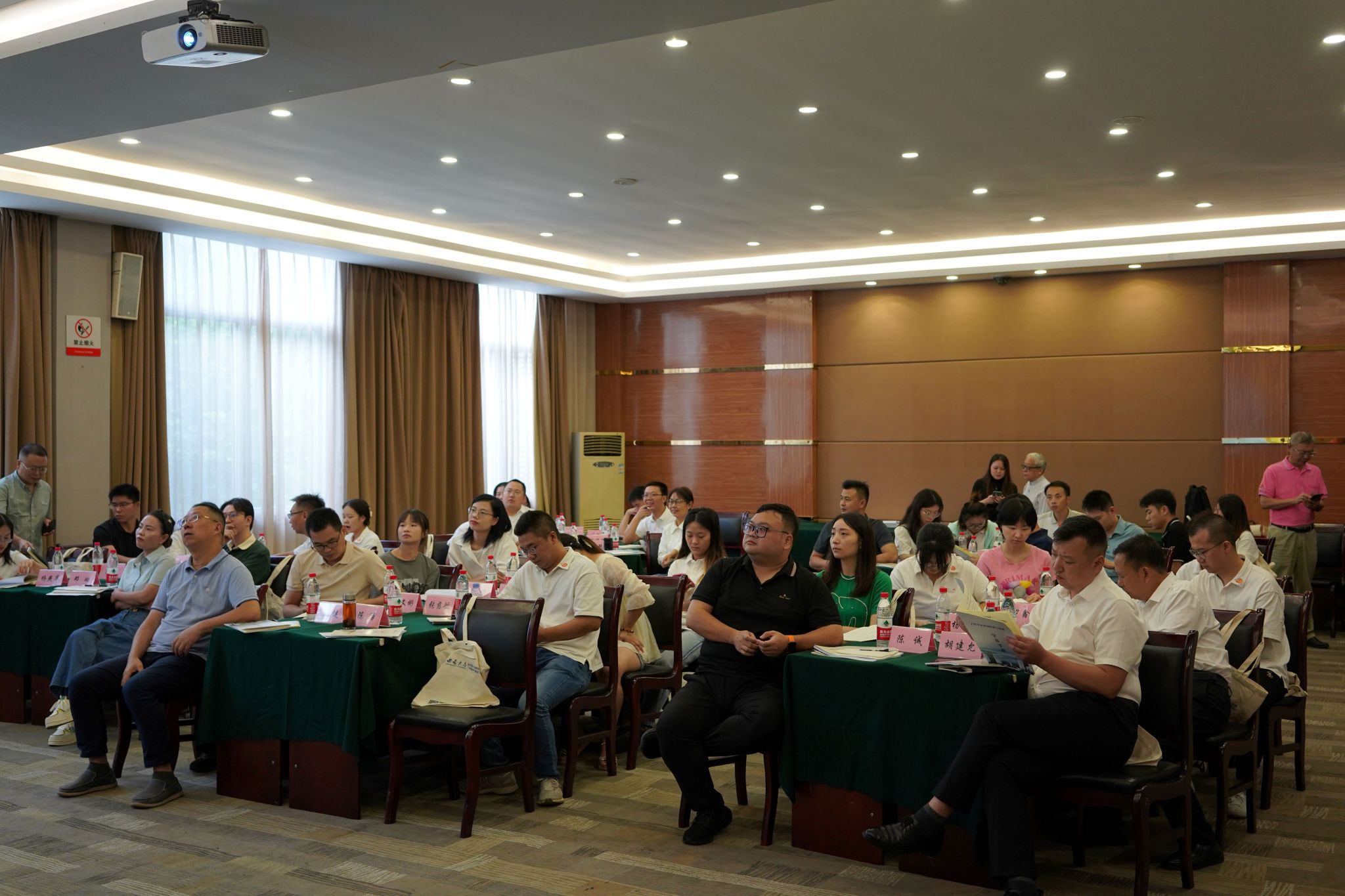 图二:开班仪式上学员在认真听讲.JPG