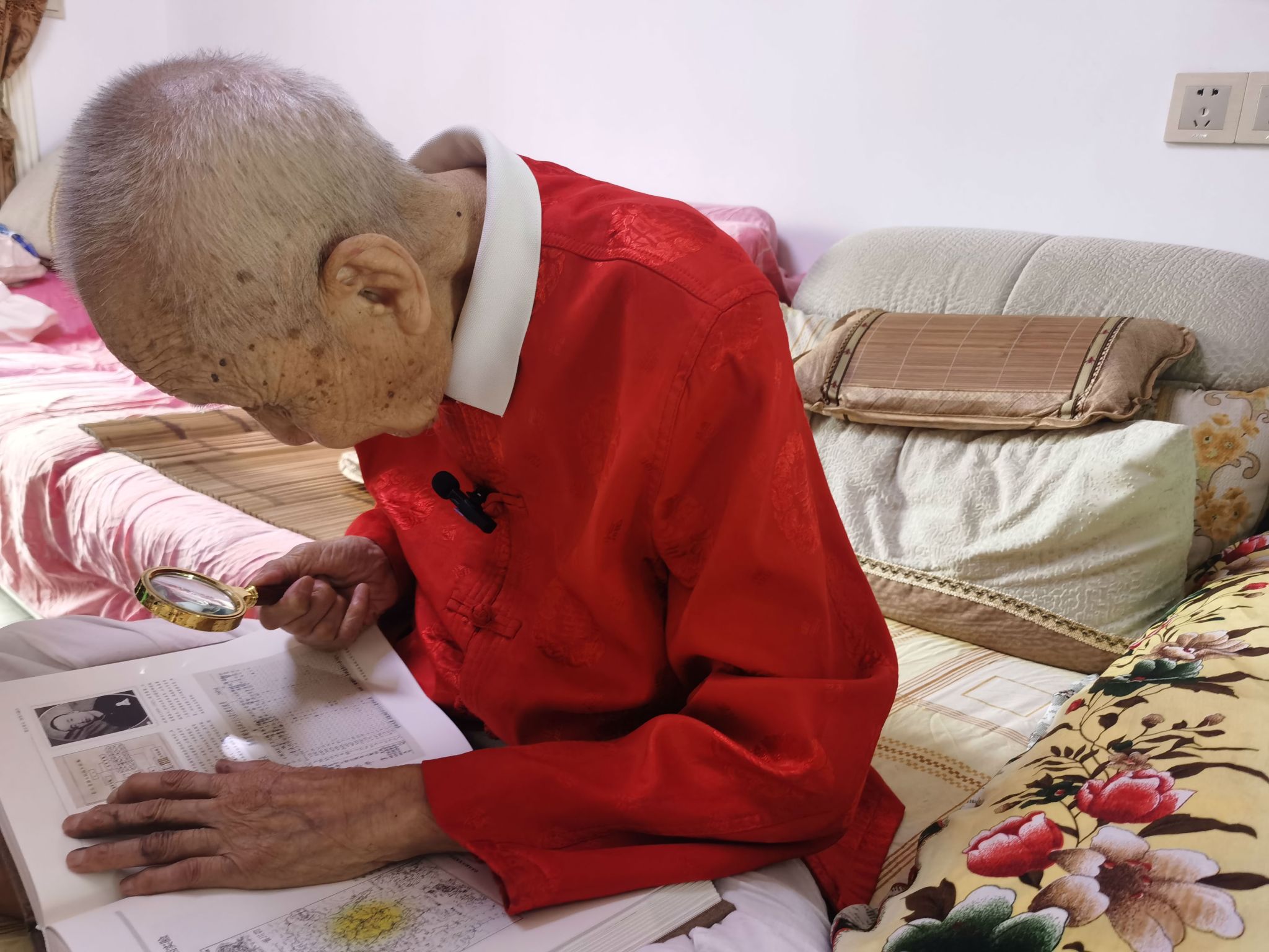 图2:胡懋煜老人在看华西实验区的相关图片.jpg