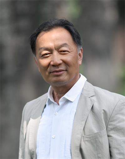 温站姿人大静园半身.jpg
