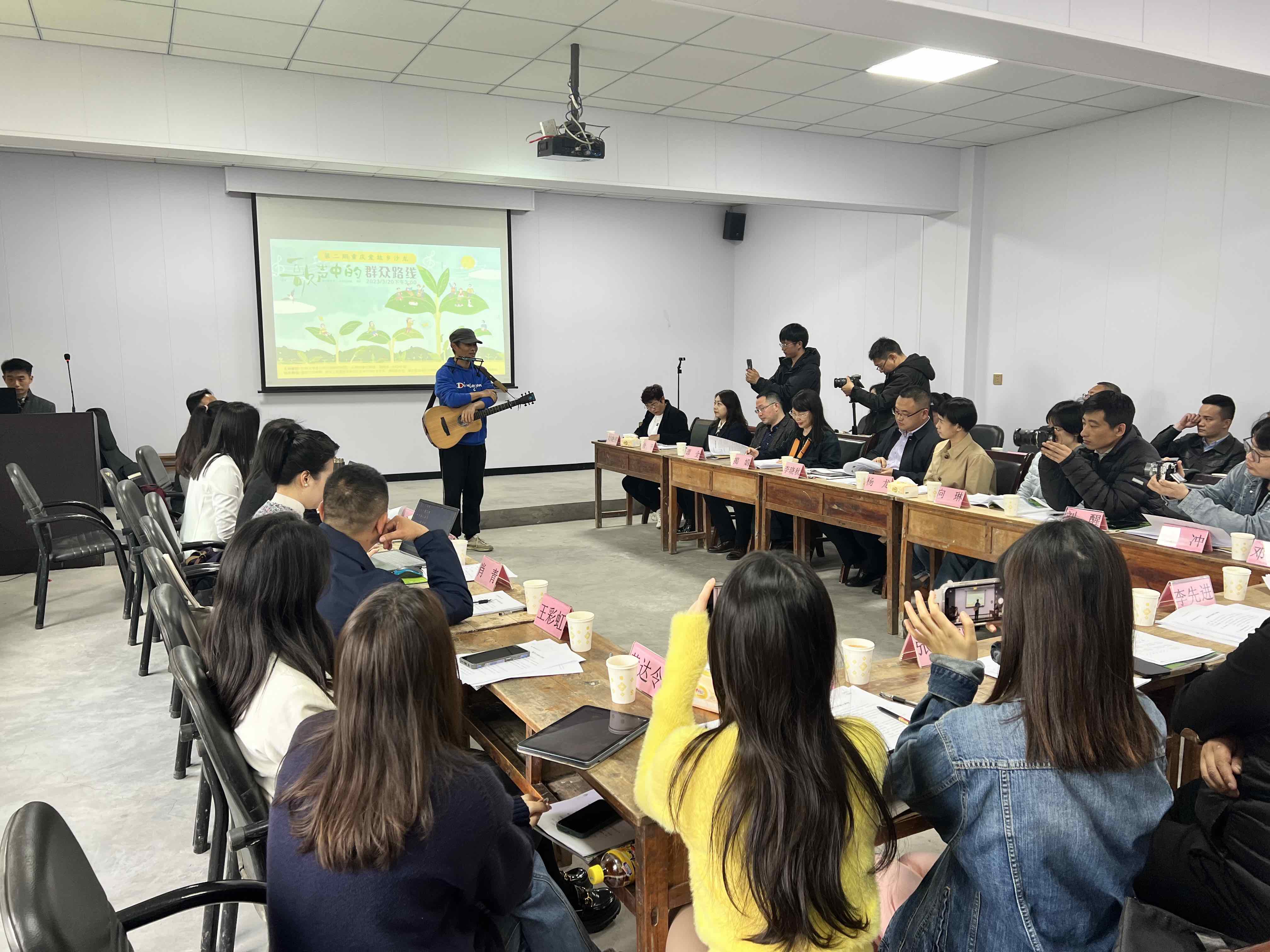 03孙恒现场演唱村歌.jpg