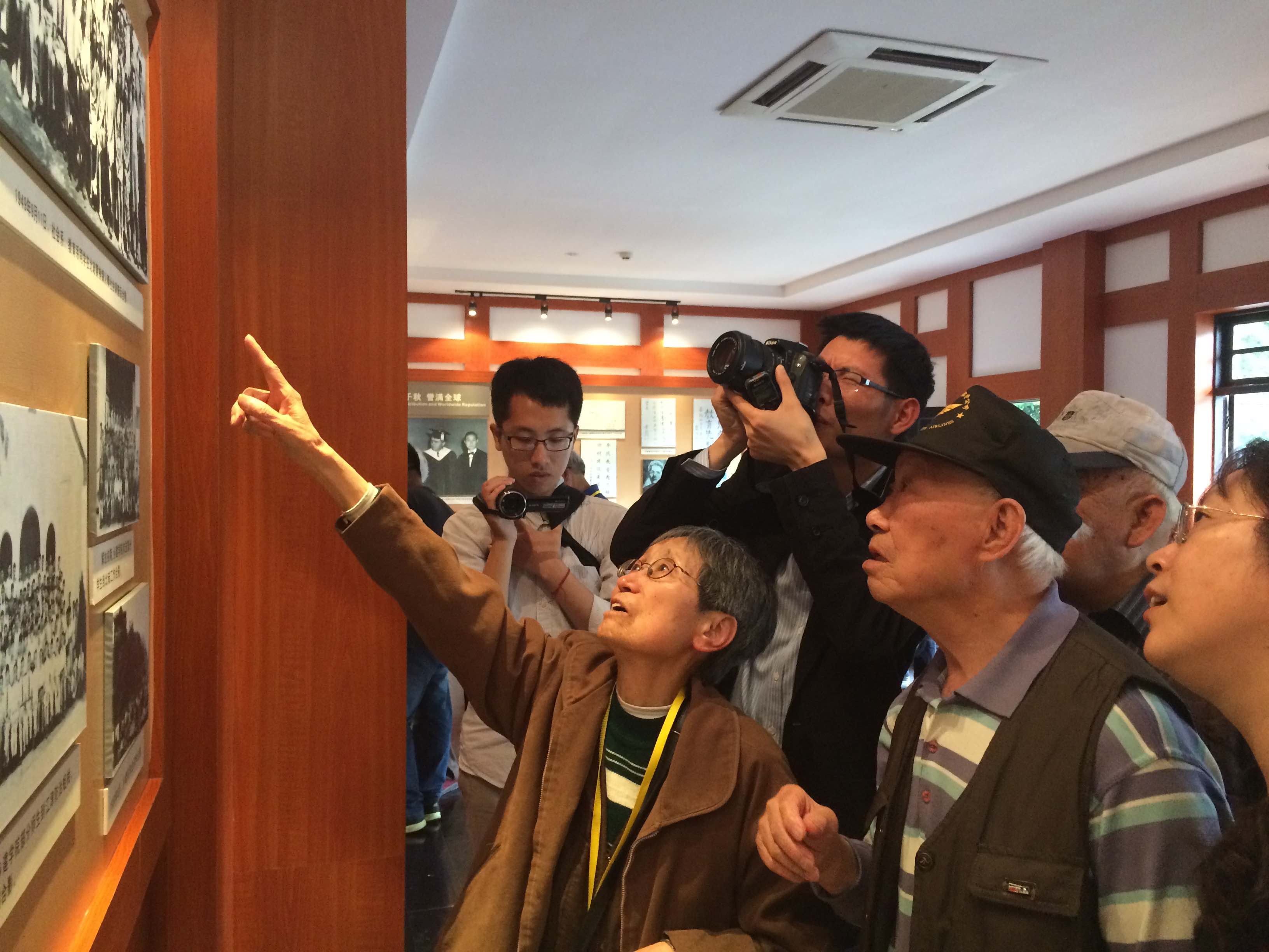 先仲虞(右二)在西南大学110周年校庆时在北碚歇马的私立中国乡村建设学院旧址辨认老照片(2016年4月17日,时年97岁).jpg