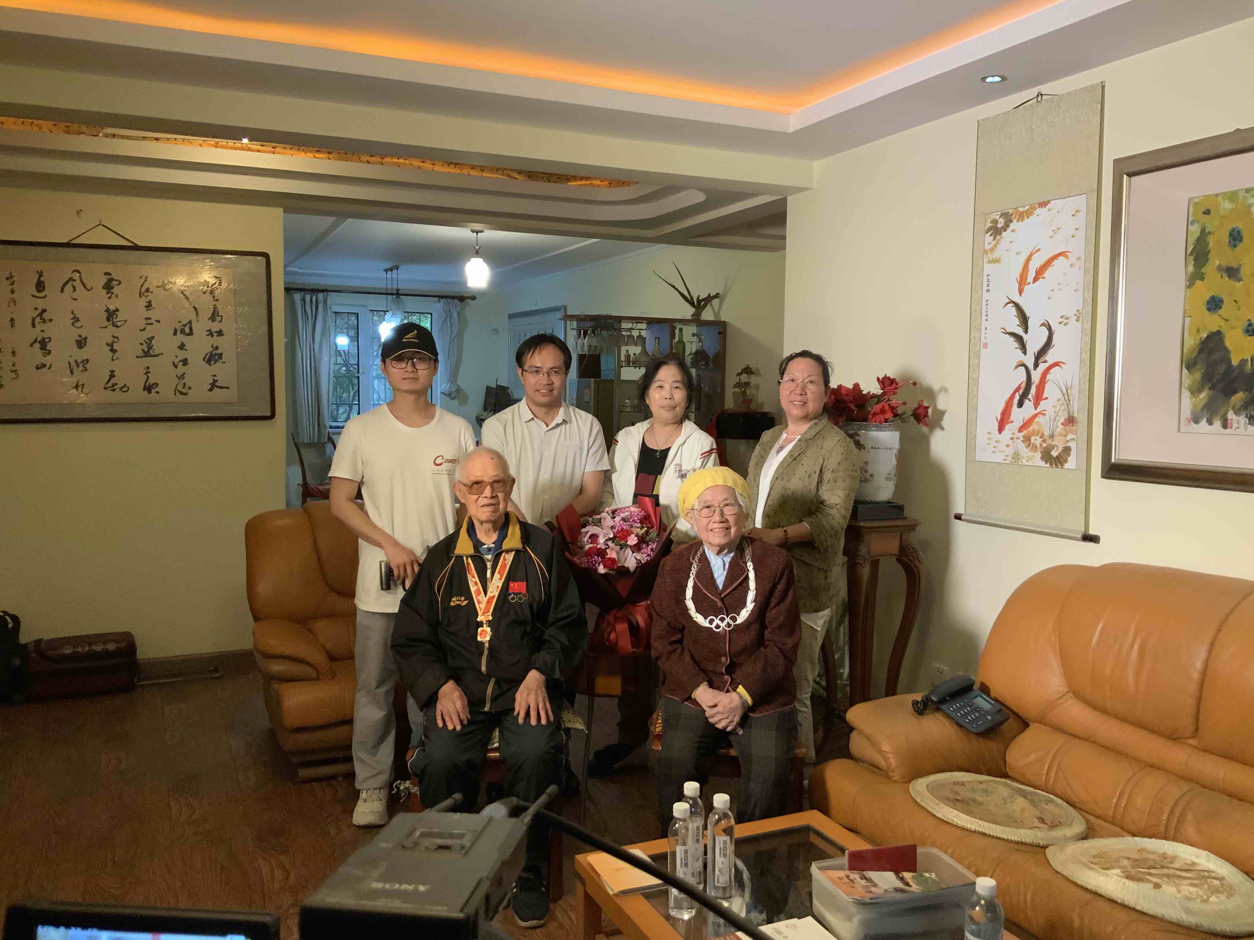 《探・百年乡建》摄制组(后排右二为韩君倩导演)与先仲虞张彩珍夫妇.jpg