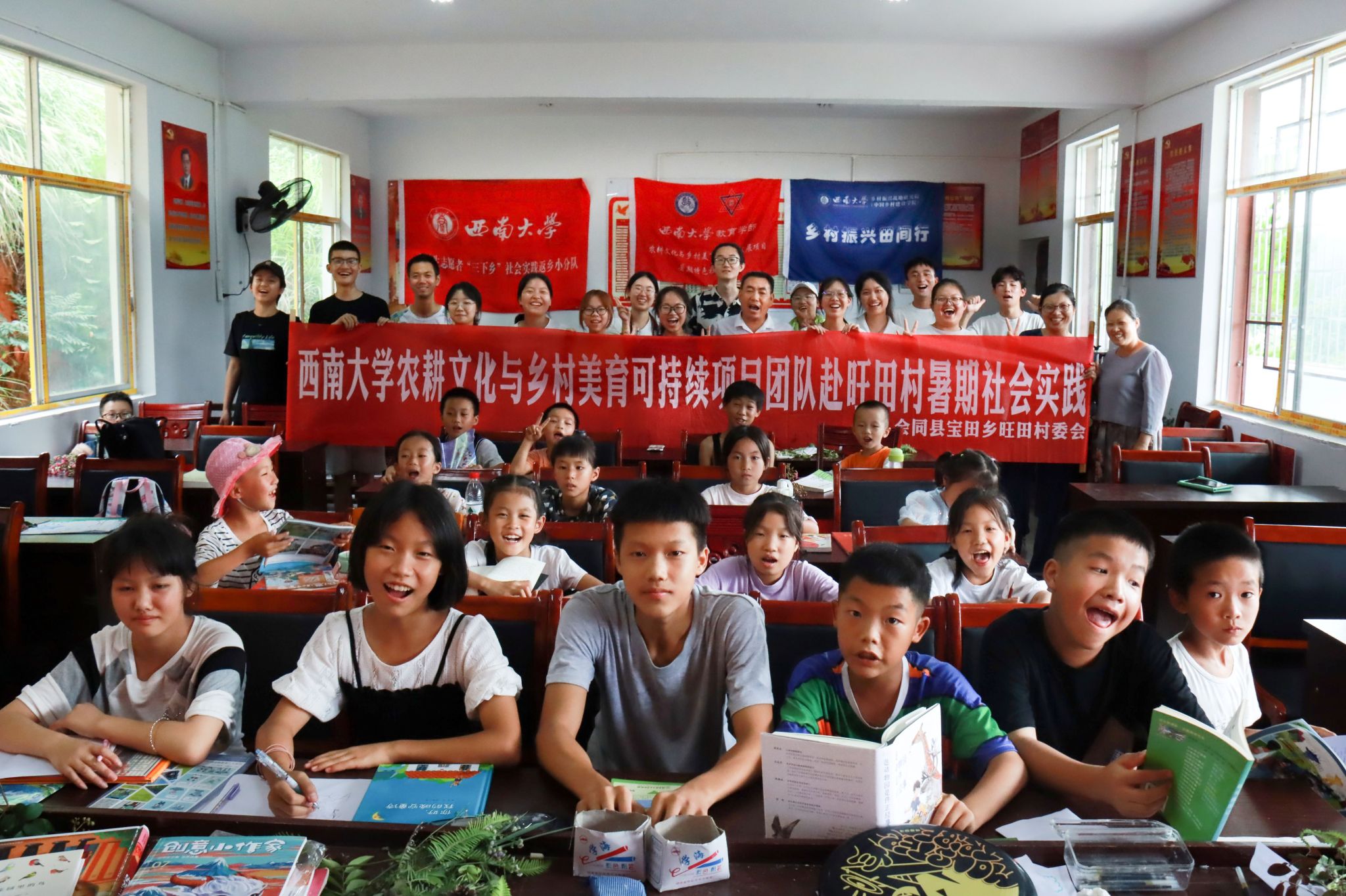 图6-1 捐书合照.jpg
