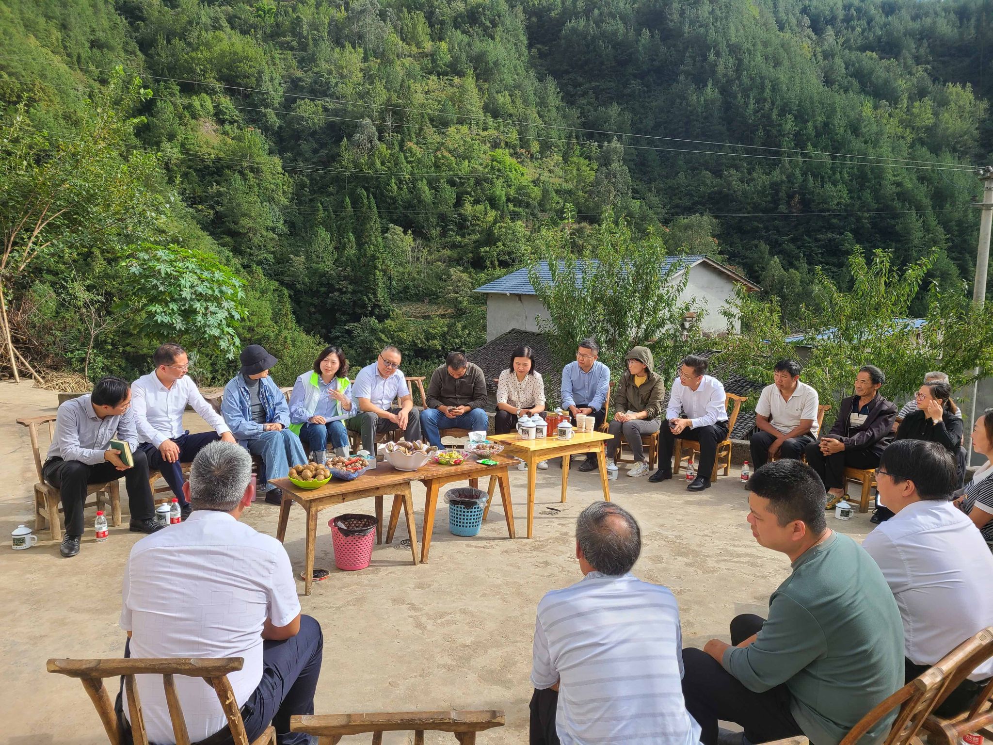 调研组在巫溪县宁厂镇兴隆村召开坝坝会.jpg