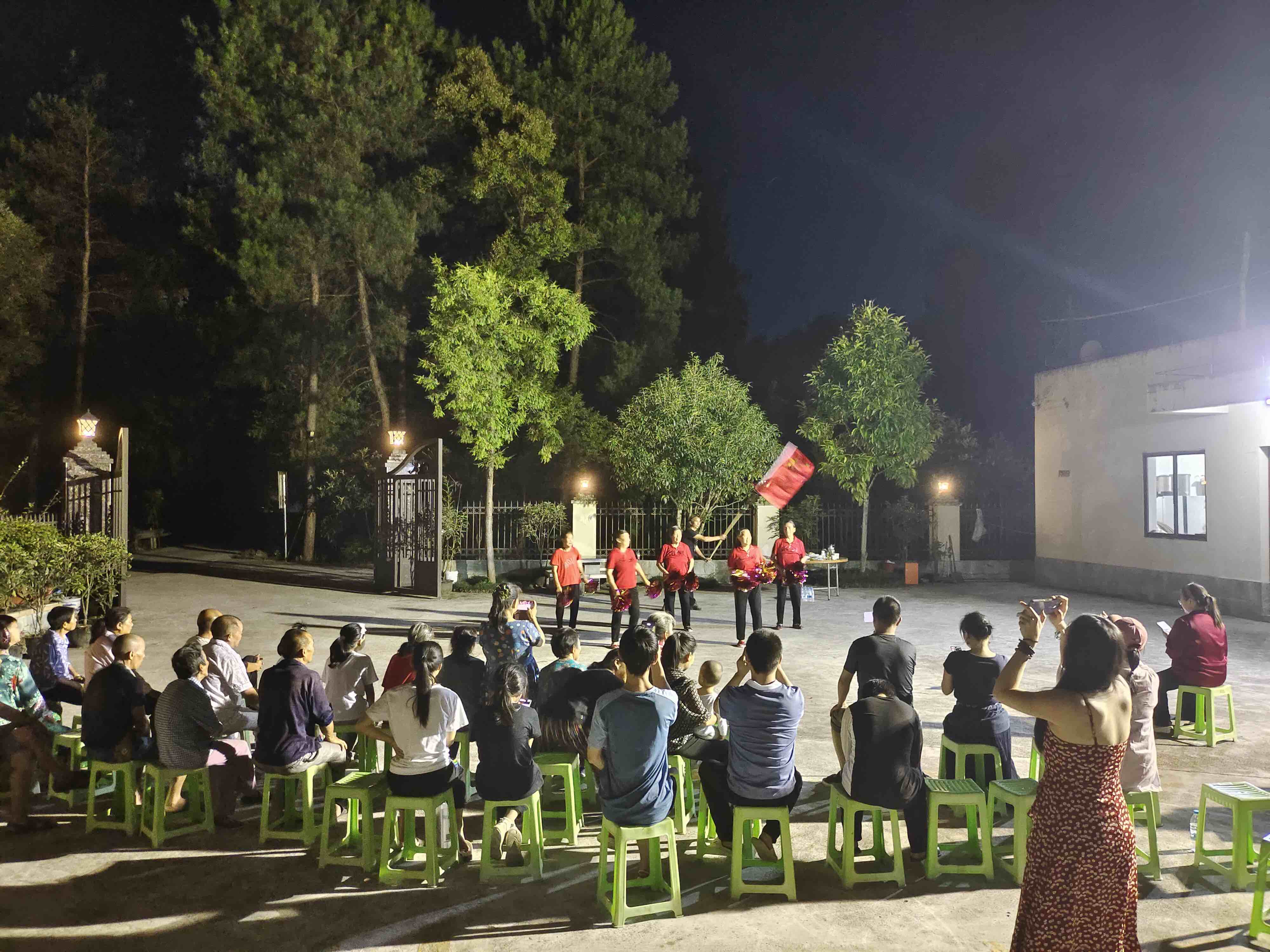 9号 与村民文艺汇演.jpg