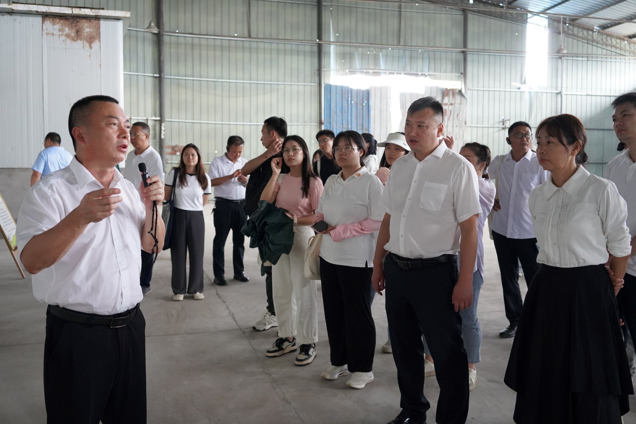 图十六:是平村村书记讲解现场.JPG